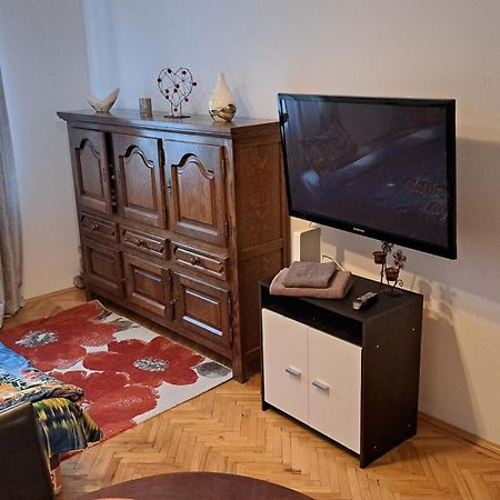 Lovely 1 Bedroom Apartment In City Centre, Sleeps 4 ! Turda Eksteriør bilde