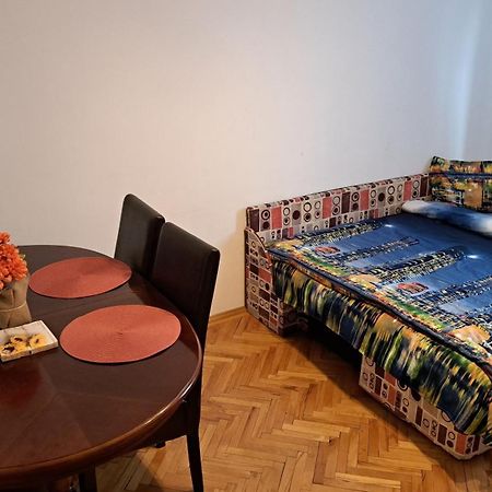 Lovely 1 Bedroom Apartment In City Centre, Sleeps 4 ! Turda Eksteriør bilde