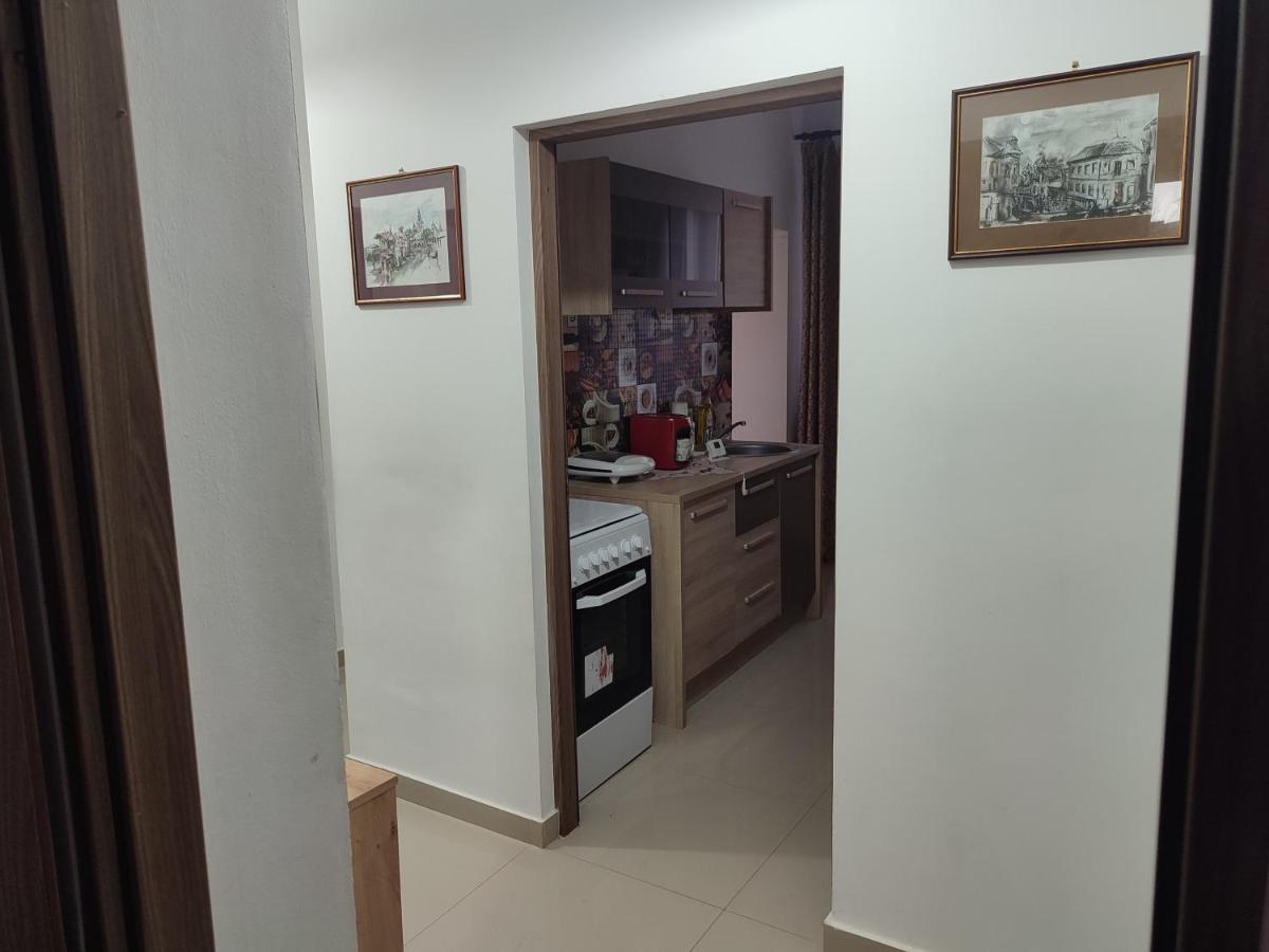 Lovely 1 Bedroom Apartment In City Centre, Sleeps 4 ! Turda Eksteriør bilde