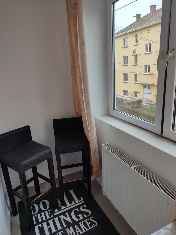 Lovely 1 Bedroom Apartment In City Centre, Sleeps 4 ! Turda Eksteriør bilde