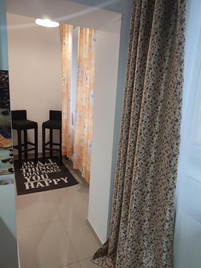 Lovely 1 Bedroom Apartment In City Centre, Sleeps 4 ! Turda Eksteriør bilde