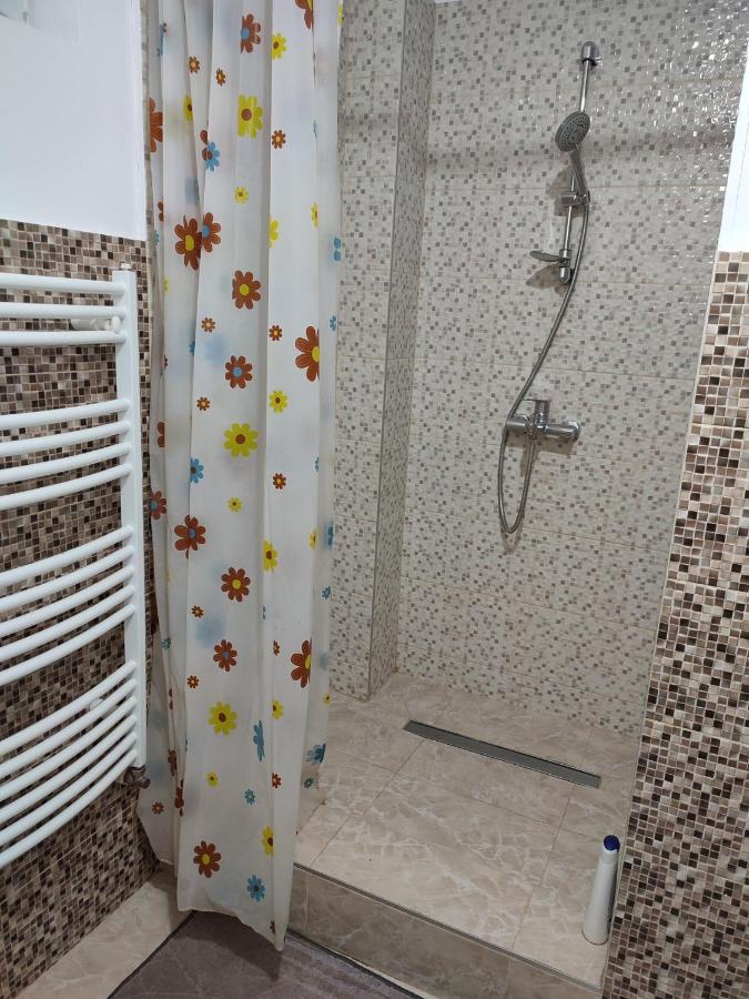 Lovely 1 Bedroom Apartment In City Centre, Sleeps 4 ! Turda Eksteriør bilde