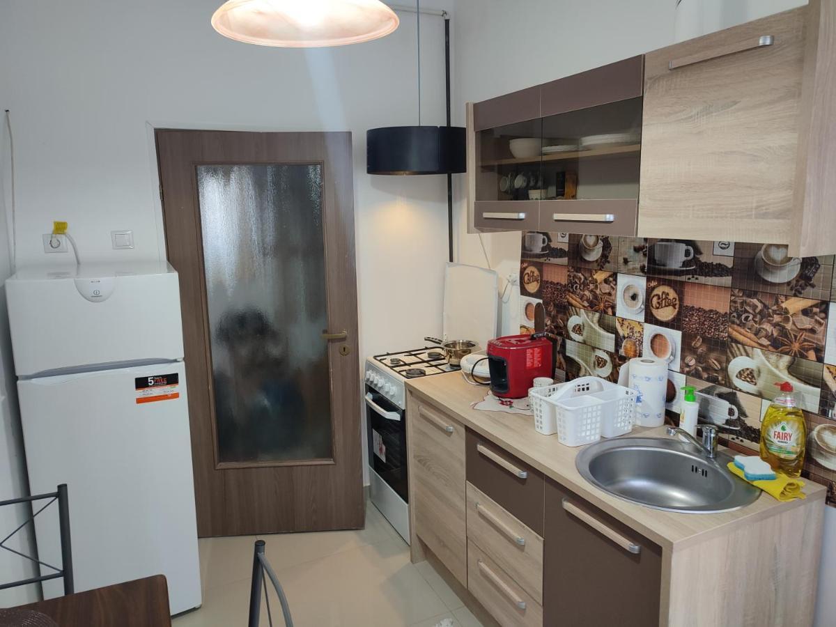 Lovely 1 Bedroom Apartment In City Centre, Sleeps 4 ! Turda Eksteriør bilde