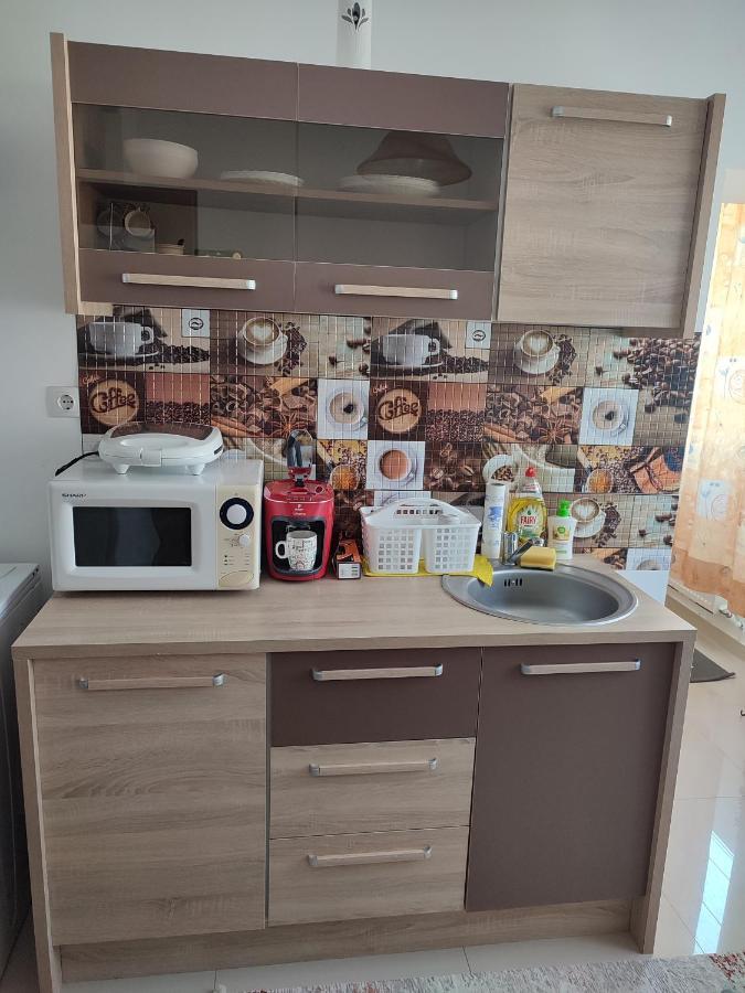 Lovely 1 Bedroom Apartment In City Centre, Sleeps 4 ! Turda Eksteriør bilde