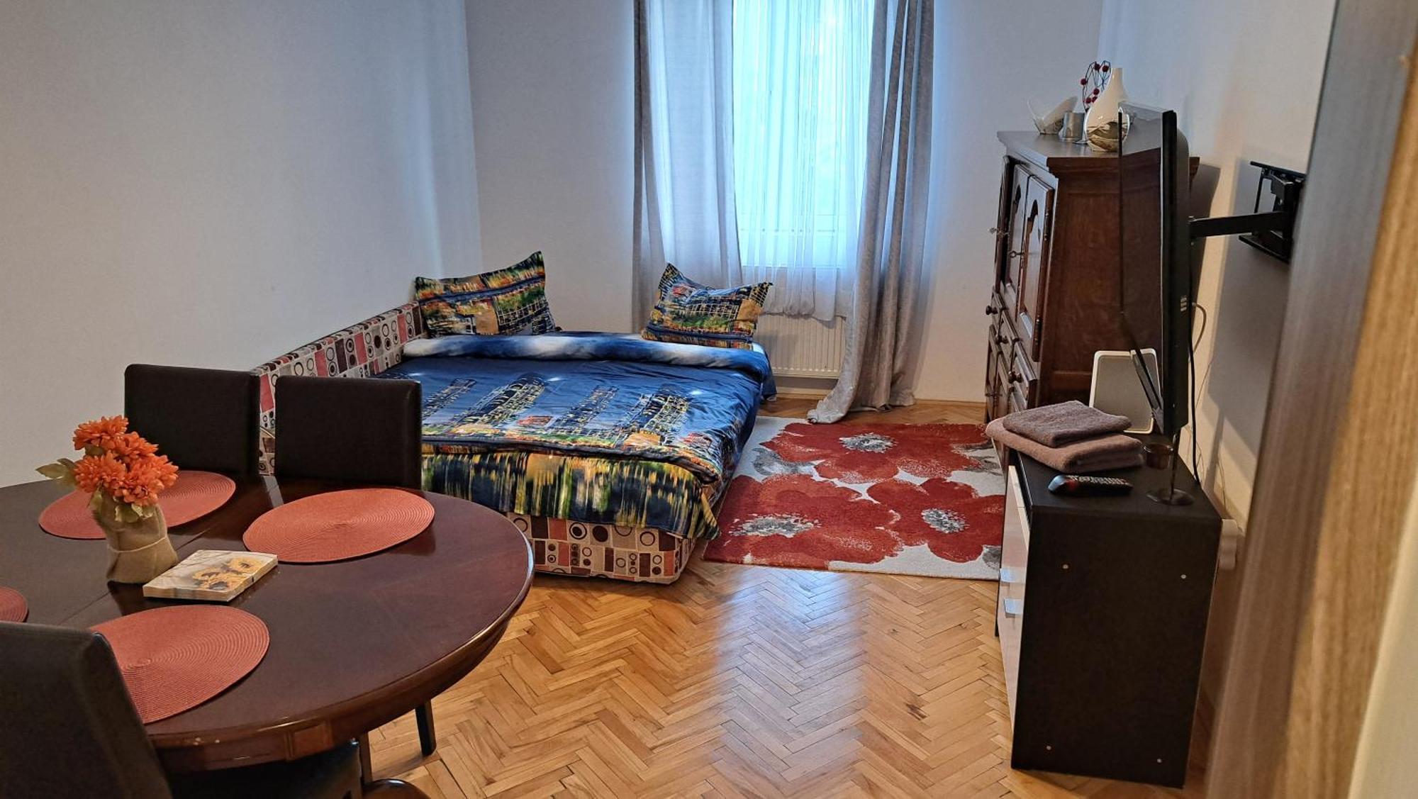 Lovely 1 Bedroom Apartment In City Centre, Sleeps 4 ! Turda Eksteriør bilde